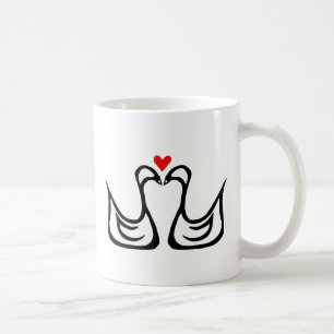 Deux cygnes et une tasse de coeur