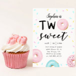 Deux douceurs 2ème Thème Donut Anniversaire<br><div class="desc">Belle invitation de fête de deuxième anniversaire pour une fête d'anniversaire à thème beigne avec illustration de beignet avec arrosage. Le texte en haut dit "deux douces". Customisez cette carte d'invitation modèle en ajoutant le nom de votre enfant et les informations de votre parti.</div>