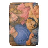 Deux Enfants avec Chiot Endormi – Tapis de Bain (devant Vertical)