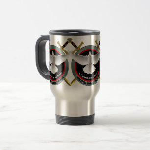 deux épées avec une tasse de voyage de colombe bla