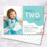 Deux filles Turquoises douces 2e invitation photo<br><div class="desc">Cette mignonne invitation turquoise fête d'anniversaire est conçue pour une fille qui a 2 ans. Le texte moderne dit "(Nom) est DEUX sucré" accentué avec et givré beignets et offre une photo verticale. Photographie © Storytree Studios,  Stanford,  CA</div>