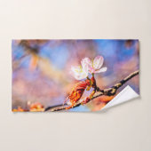 Deux fleurs de sakura incroyables. Fond rose et bl (Serviette à main)