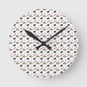 Deux images d'une horloge murale ronde avec des ai
