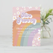 Deux invitations groovy rétro arc-en-ciel pour un  (Debout devant)