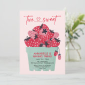 Deux Jumeaux doux Baby shower Invitation fraise (Debout devant)