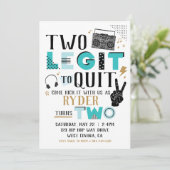 Deux legs pour quitter la deuxième invitation d'an (Debout devant)