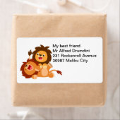 Deux mignons Jouer Cartoon Lions Étiquette de livr (En situation)