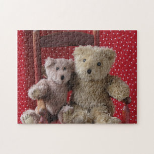 deux nounours dans un puzzle de chaise rouge