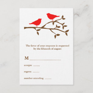 Deux oiseaux rouges épousant la carte de RSVP
