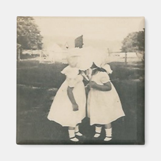 deux petites filles embrasser aimant (Devant)