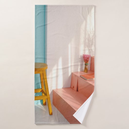 Deux tabourets de bar en bois jaune (Serviette de bain)