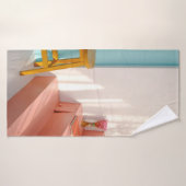 Deux tabourets de bar en bois jaune (Serviette de bain)