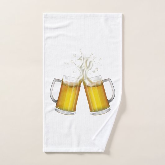 Deux tasses avec une bière légère. (Serviette à main)