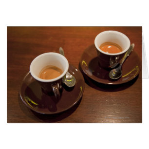 deux tasses de café expresso fraîchement moulé sur