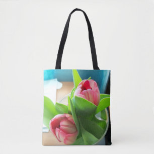 deux tulipes roses sur un sac fourre-tout imprimé