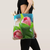 deux tulipes roses sur un sac fourre-tout imprimé (De près)