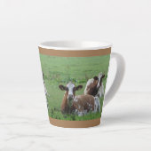 Deux Vaches Blancs-Brown Mignonnes. Mug en latte B (Angle droit)