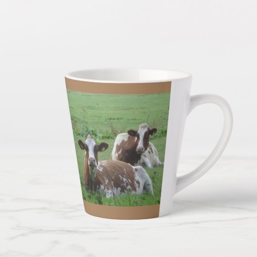 Deux Vaches Blancs-Brown Mignonnes. Mug en latte B (Droite)