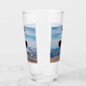 Deux verres de vin rouge contre les montagnes (Gauche)