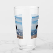 Deux verres de vin rouge contre les montagnes (Droite)