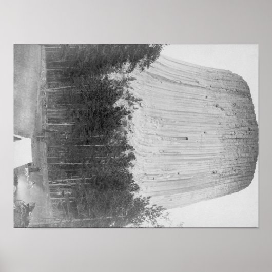 Devil's Tower met 4 mensen op de voorgrond Poster (Voorkant)