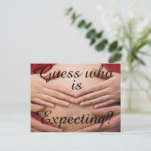 Devinez qui attend les cartes et les cadeaux. (Debout devant)