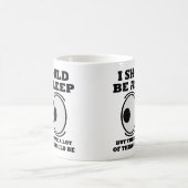 Devrait être endormi Mug ou Tasse de voyage drôle (Centre)