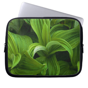 Dewdruppels op een False Helabore Laptop Sleeve