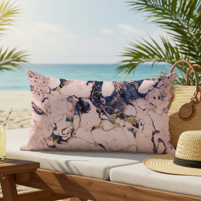 D'extérieur Elégant Blush Navy Gold Marble Lumbar Coussin (Créateur téléchargé)