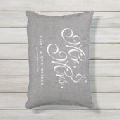 D'extérieur Gray Linen Initiales M. et Mme la Mariage Coussin (Devant (Vertical))