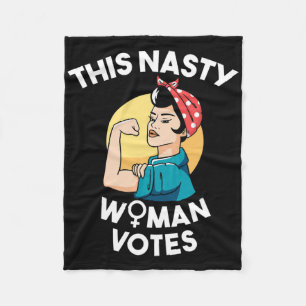 Deze akelige vrouw stemt feministisch op Biden en Fleece Deken