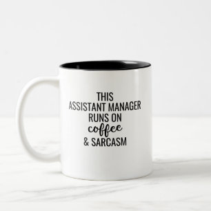 Deze assistent-manager draait op koffie en sarcasm tweekleurige koffiemok