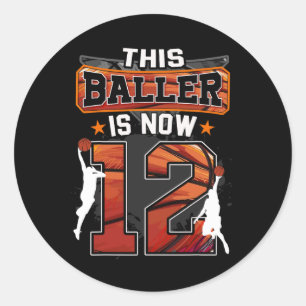 Deze baller is nu 12 koele basketbal 12e verjaarda ronde sticker