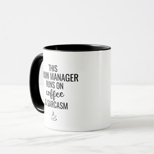 Deze beheerdermanager werkt op koffie en Sarcasm Mok (Voorkant links)