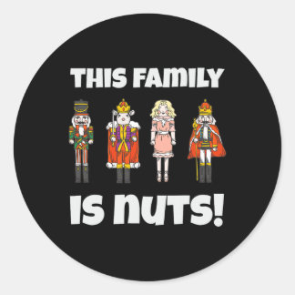 Deze familie is een notenkrakerteam met bijpassend ronde sticker