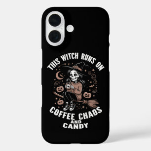 Deze heks draait op koffie, chaos en Snoep iPhone 16 Hoesje