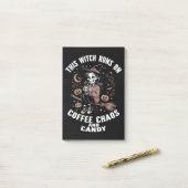 Deze heks draait op koffie, chaos en Snoep Post-it® Notes (Op bureau)