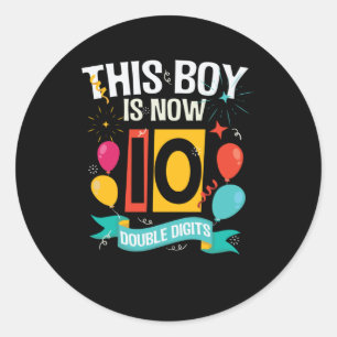 Deze jongen is nu 10   10e verjaardag van cadeaubo ronde sticker