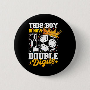 Deze jongen is nu 10 dubbele cijfers voetbal 10 ja ronde button 5,7 cm
