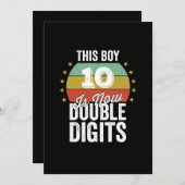 Deze jongen is nu 10 en dubbele cijfers verjaardag kaart (Voorkant / Achterkant)
