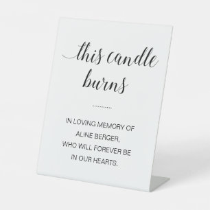 Deze kaars branden in het liefdevol geheugen-geden reclamebord met voetstuk
