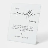 Deze kaars brandt, in het bordje van het Geheugen Reclamebord Met Voetstuk (Voorkant)