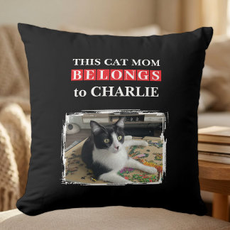 Deze kattenmoeder is van naam foto zwart rood kussen