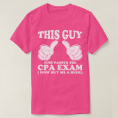Deze kerel heeft net het CPA examen gehaald T-shirt (Design voorkant)
