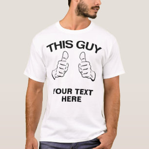 Deze kerel past het T-shirt aan