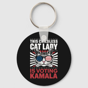 Deze kinderloze kattenvrouw stemt Kamala 2024 Sleutelhanger
