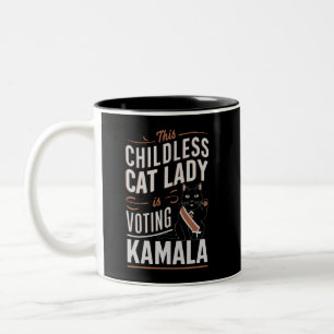 Deze kinderloze kattenvrouw stemt op Kamala Tweekleurige Koffiemok