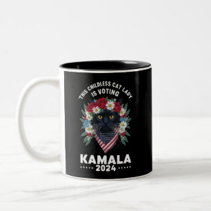 Deze kinderloze kattenvrouw stemt op Kamala Tweekleurige Koffiemok
