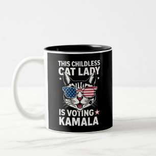 Deze kinderloze kattenvrouw stemt op Kamala verkie Tweekleurige Koffiemok