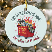 Deze kleine lichte wasbeer dumpster brand keramisch ornament